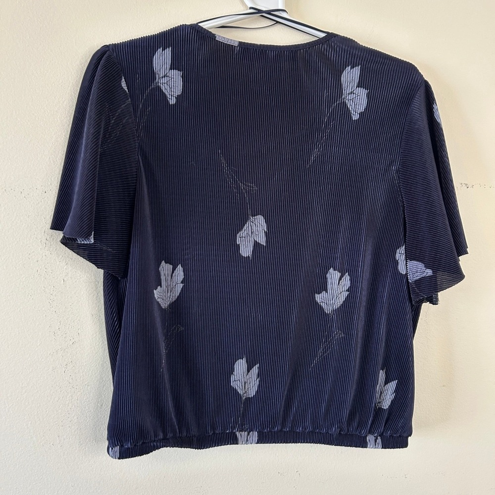 ASTR The Label Navy Blue Floral Pleated Surplice Wrap Top M - Picture 8 of 10